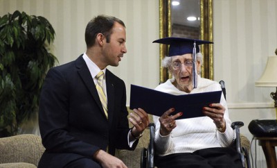 Margaret Thome Bekema macht mit 97 Jahren ihren Schulabschluss.