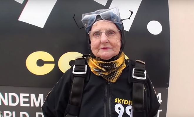 Die 90-jährige Stella Gillard springt für die Krebsforschung aus einem Flugzeug.