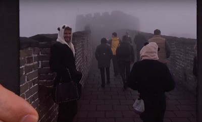 Liam Hemsworth und Jennifer Lawrence mit Pandamützen auf der Chinesischen Mauer.