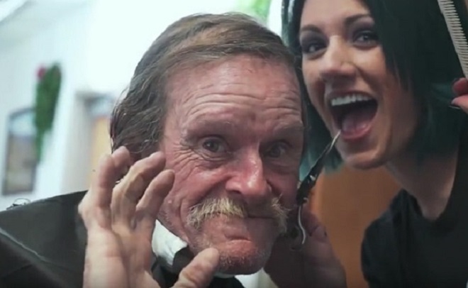 Friseur bietet zu Weihnachten Gratis-Haarschnitte für obdachlose Menschen an.