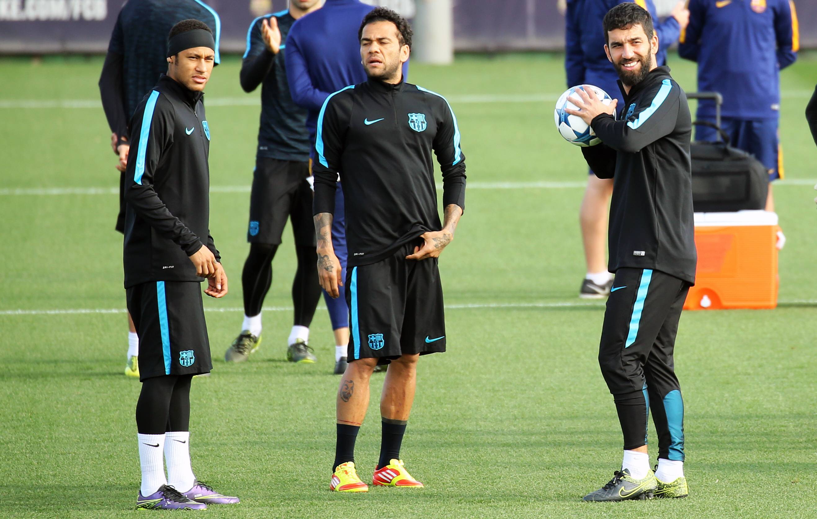 Dani Alves, Neymar und  Arda Turan beim Training.