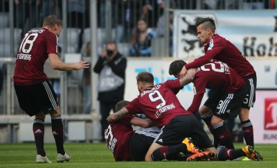 Kollektiver Jubel des 1. FC Nürnberg nach dem 0:1 gegen den TSV 1860 München.