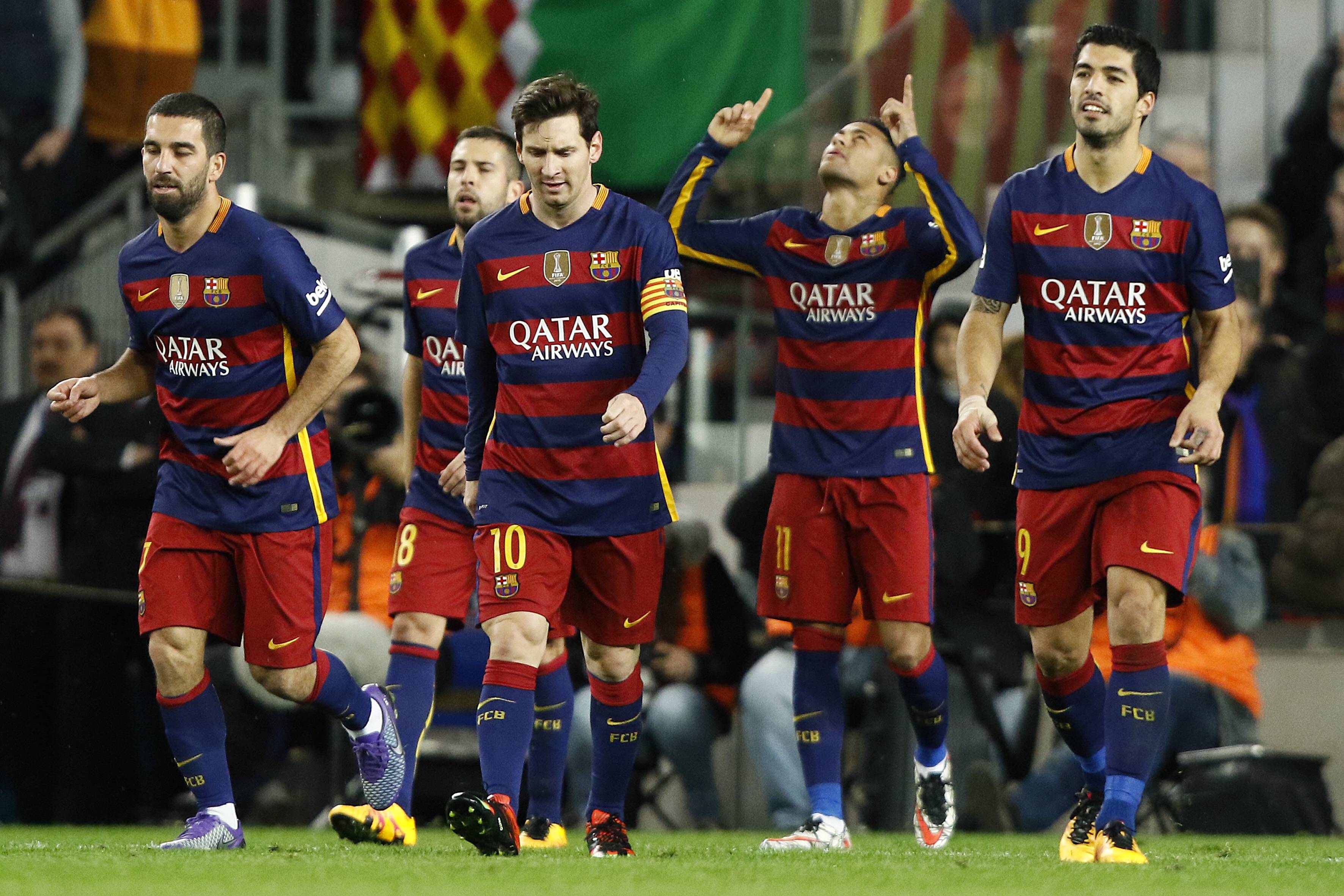 Neymar feiert ein Tor mit Arda Turan, Jordi Alba, Lionel Messi und Luis Suarez.