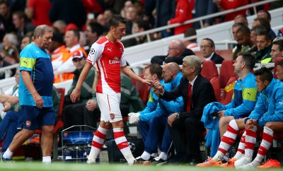 Muss Mesut Özil bald mit einem anderen Trainer bei Arsenal London abklatschen?