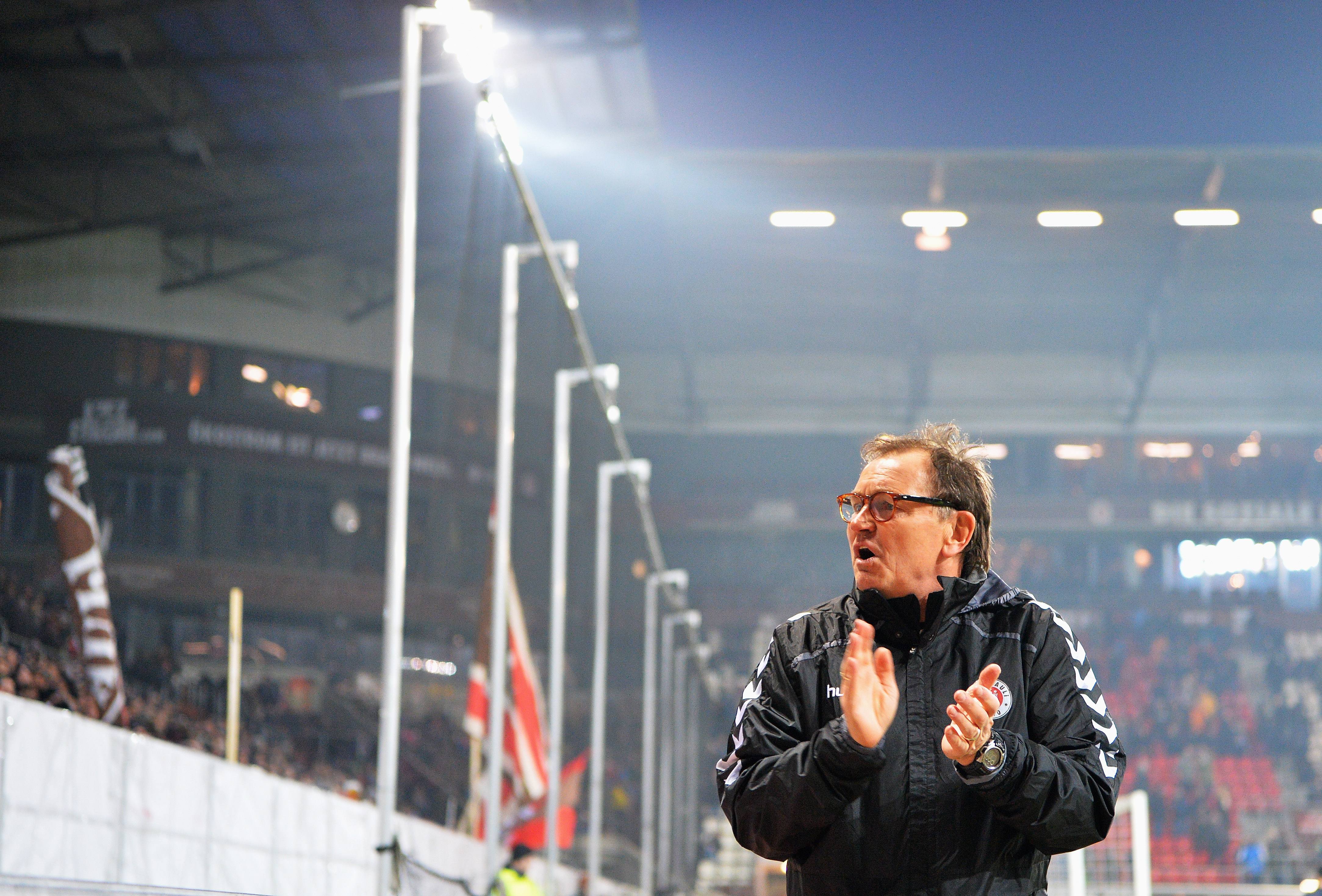 Ewald Lienen vor dem Spiel des FC St.Pauli gegen FSV Frankfurt.