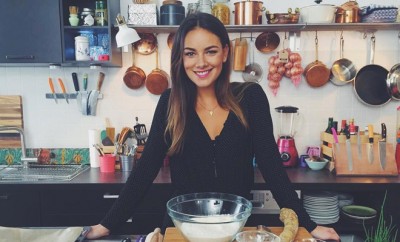 Neben GZSZ moderiert Janina Uhse nun noch ihre eigene Kochshow auf Youtube.