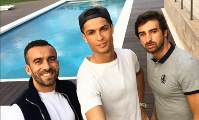 Trotz anhaltender Kritik lässt Cristiano Ronaldo es sich mit seinen Freunden gut gehen.