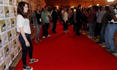 Kristen Stewart trägt auch auf dem roten Teppich Sneaker.
