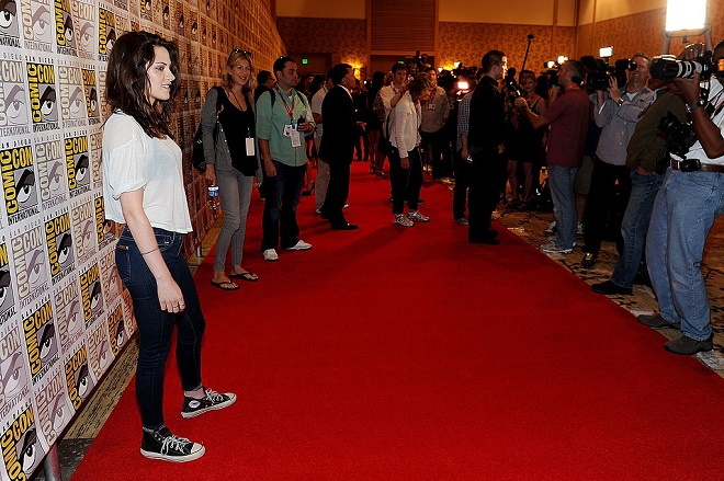 Kristen Stewart trägt auch auf dem roten Teppich Sneaker.