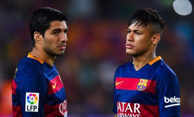 Luis Suarez stellt sich schützend vor seinen Freund Neymar.