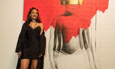 Rihanna im schlichten Satinkleid.