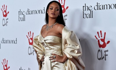 Rihanna präsentiert sich gerne mit schicken  Accessoires.