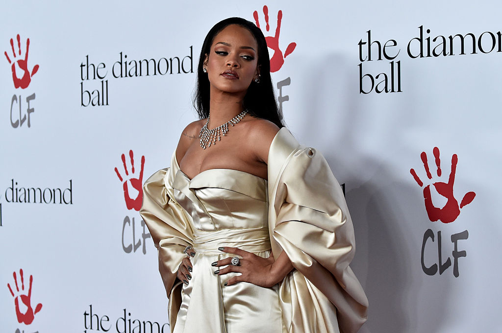 Rihanna präsentiert sich gerne mit schicken  Accessoires.