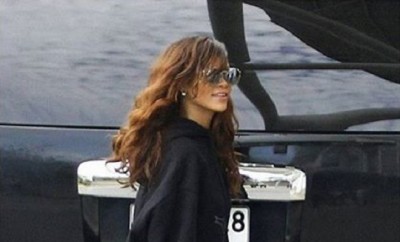 Rihanna hat einen Faible dafür, teure Handtaschen mit einem Jogginganzug zu kombinieren.