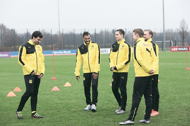Die BVB-Stars Mats Hummels, Pierre Aubameyang, Marcel Schmelzer, Julian Weigl und Łukasz Piszczek werden beim Training von Borussia Dortmund überrumpelt.