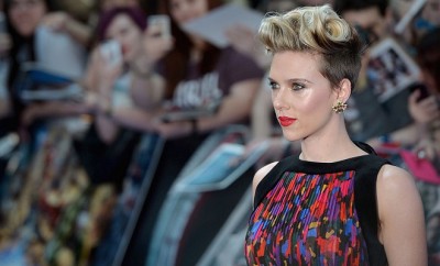 Scarlett Johansson sieht auch im Anzug klasse aus.