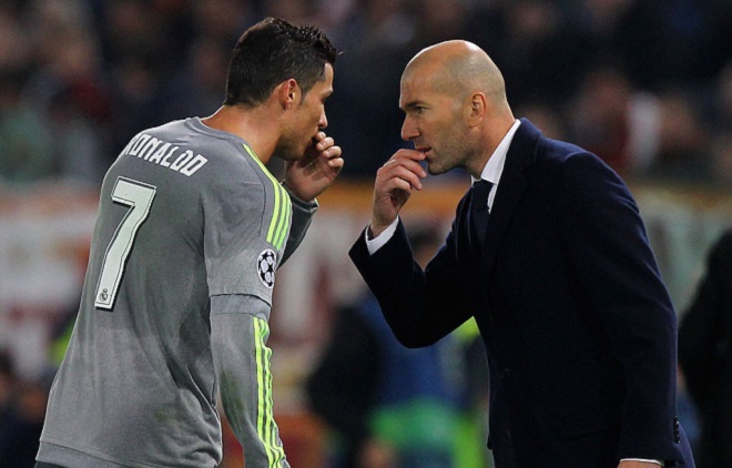 Cristiano Ronaldo gibt Zinedine Zidane Anweisungen.