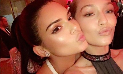 Kendall Jenner und Gigi Hadid missachten Selfie-Regel bei der Met Gala.