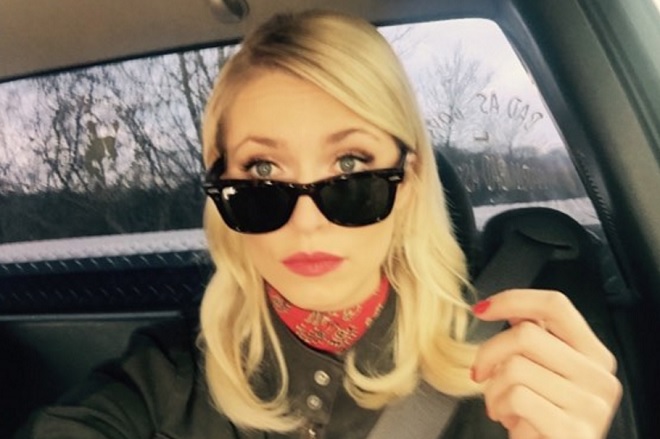 Lena Gercke zeigt auf Instagram, dass sie eine wahre Sonnenbrillen-Liebhaberin ist.