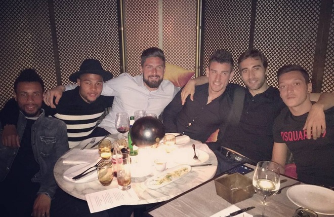 Mesut Özil feiert gemeinsam mit seinen Mitspielern von Arsenal London.