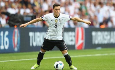 Mesut Özil sorgt bei der Europameisterschaft nicht nur auf dem Platz für Schlagzeilen.
