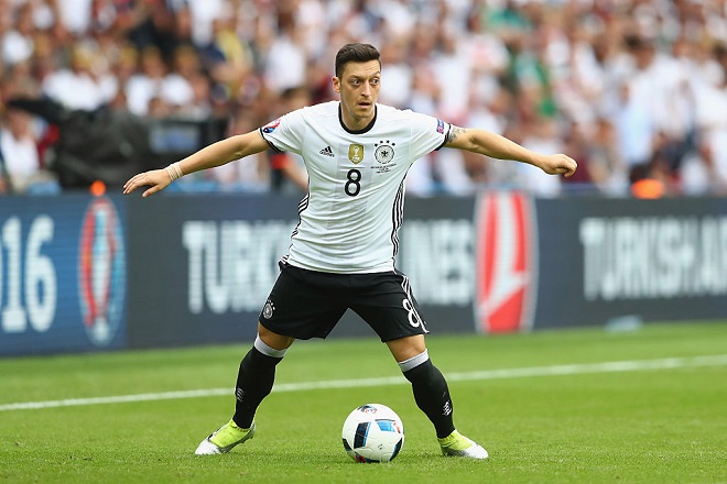 Mesut Özil sorgt bei der Europameisterschaft nicht nur auf dem Platz für Schlagzeilen.
