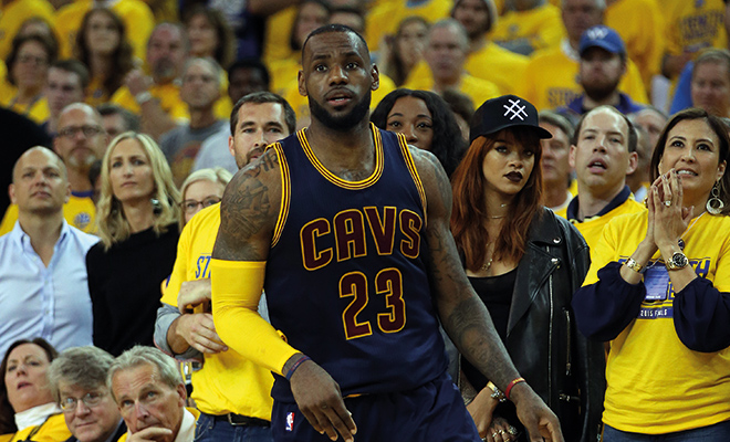 Rihanna scheint total vernarrt in NBA-Spieler LeBron James zu sein.