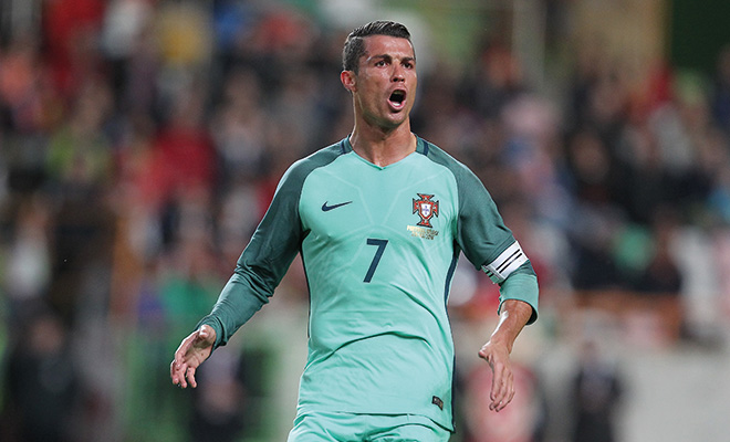 Cristiano Ronaldo sorgt für Verwunderung. Gemeinsam mit Quaresma stellt er die Nationalmannschaft von Portugal vor Probleme.