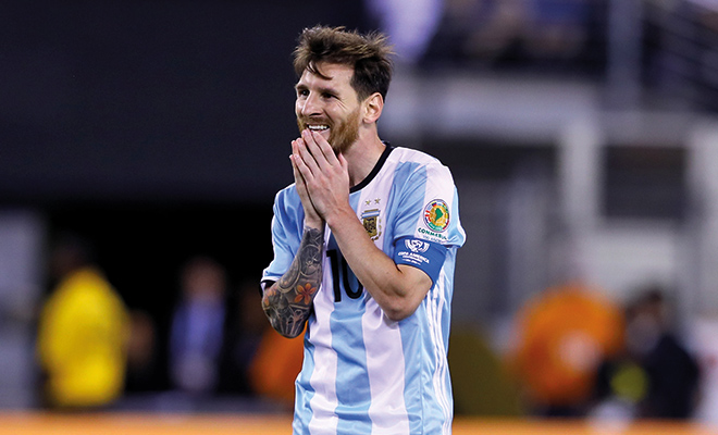 Diego Maradona fordert Argentinier auf, Lionel Messi in Ruhe zu lassen.