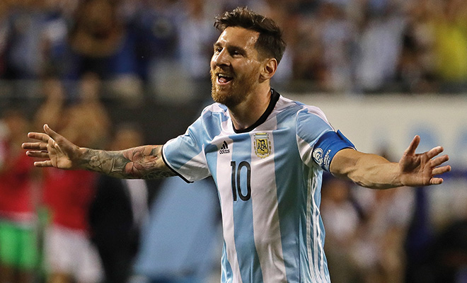 Lionel Messi sorgt mit seinem Äußeren für Spekulationen und erntet in Argentinien erneut heftige Kritik von Diego Maradona.