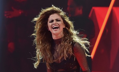 Der Mord an "The Voice"-Kandidatin Christina Grimmie hat Selena Gomez erschüttert. Bei einem Konzert brach sie vor Trauer zusammen.