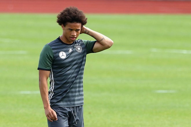 Leroy Sane muss sich beim FC Schalke 04 Gedanken um seine Zukunft machen.
