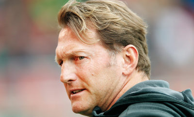 Bei der Präsentation von Ralph Hasenhüttl als Trainer von RB Leipzig lässt sich mehr zur Spielweise und den weiteren Personalplanungen erfahren.