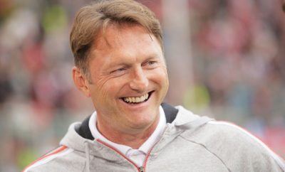 Ralph Hasenhüttl wird beim Training von RB Leipzig tatkräftig unterstützt.