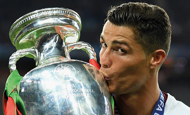 Cristiano Ronaldo macht sich unsterblich und übertrumpft Lionel Messi.