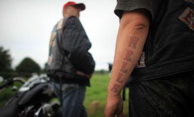 Ein Mitglied der Hells Angels mit einem Tattoo auf dem Arm.