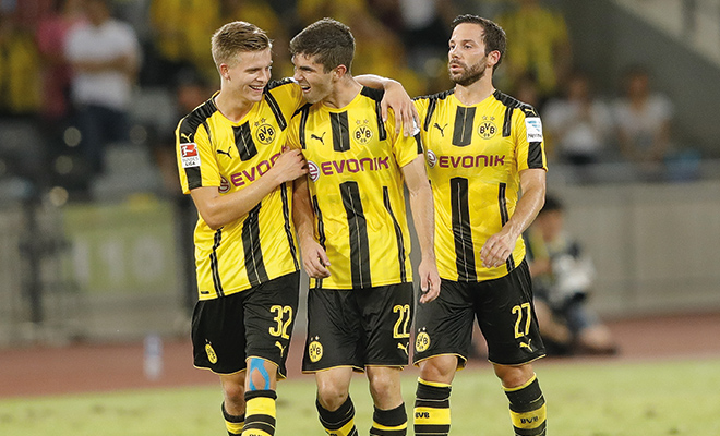 Borussia Dortmund und FC Schalke 04 könnten sich im Kampf um einen Spieler in Quere kommen. Verlässt ein Talent den BVB mangels Einsatzmöglichkeiten?