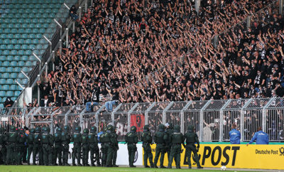 Im Pokalspiel randalierten einige Chaoten von Eintracht Frankfurt, ein Ausschluss vom DFB Pokal ist möglich. Oczipka nimmt friedliche Fans in Schutz.