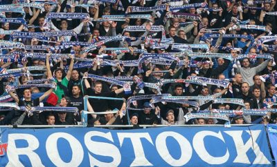 Die Fans des FC Hansa Rostock hoffen, dass es sportlich wieder bergauf geht.