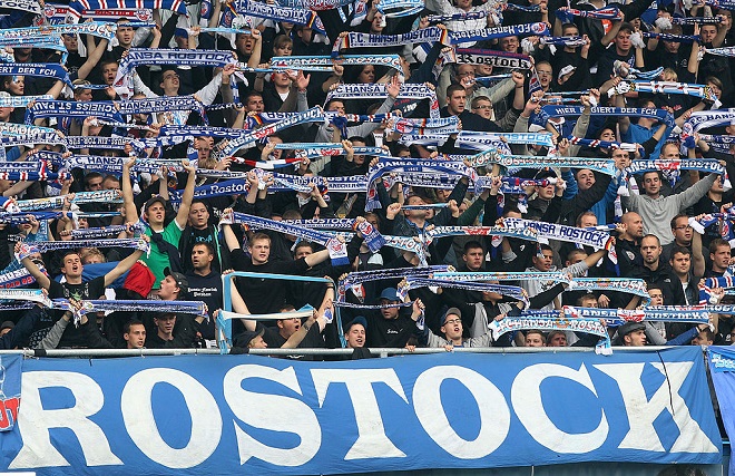 Die Fans des FC Hansa Rostock hoffen, dass es sportlich wieder bergauf geht.