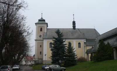 Die Kostel sv.Jiří ist eines der Wahrzeichen des Dorfes, in dem die Rocker des Outlaws MC ihr Klubhaus besitzen.