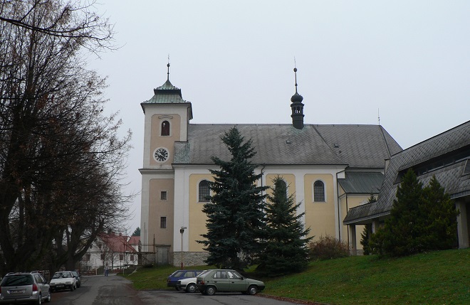Die Kostel sv.Jiří ist eines der Wahrzeichen des Dorfes, in dem die Rocker des Outlaws MC ihr Klubhaus besitzen.
