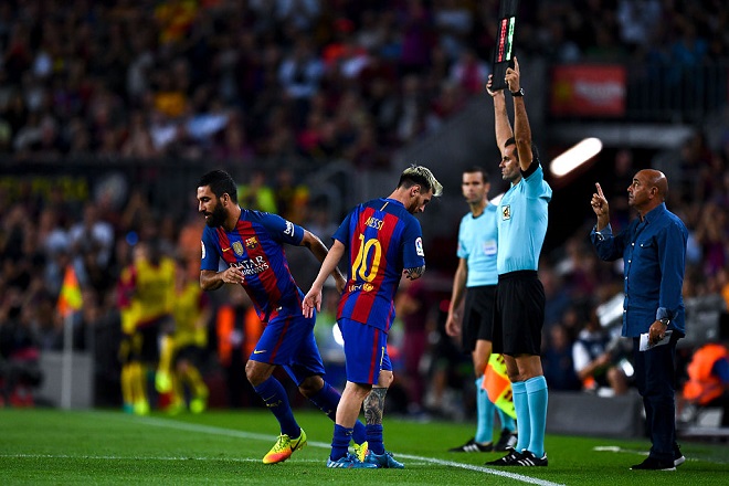 Lionel Messi und Arda Turan vom FC Barcelona.