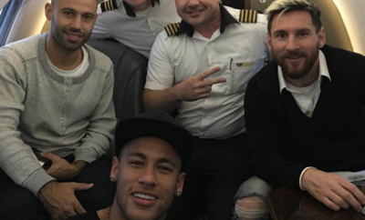 Lionel Messi und Neymar gemeinsam im Flugzeug.