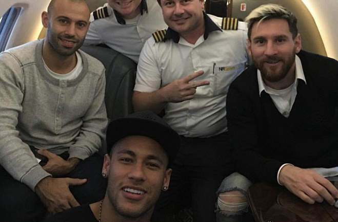 Lionel Messi und Neymar gemeinsam im Flugzeug.