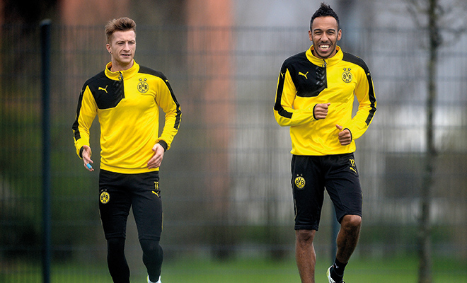 Borussia Dortmund-Star Pierre-Emerick Aubameyang gönnt sich einen kleinen Spaß mit Marco Reus.