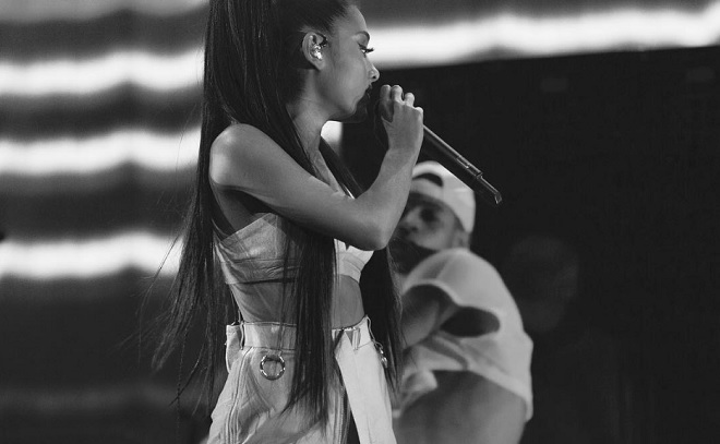 Ariana Grande auf der Bühne von Fan überrascht!