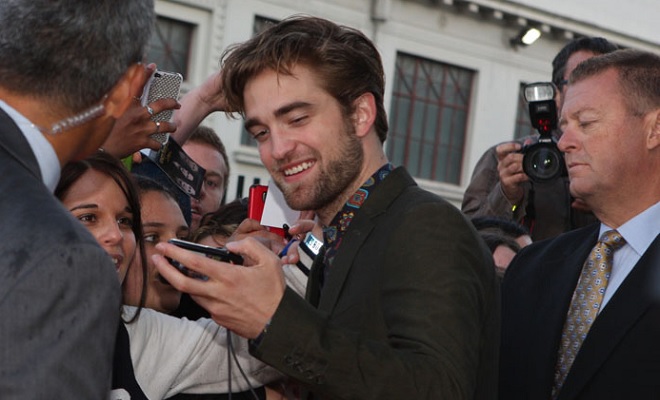 Robert Pattinson spricht über Beziehung mit Kristen Stewart.