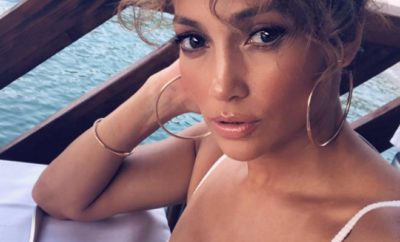 Jennifer Lopez zeigt nackt ihre Kurven.