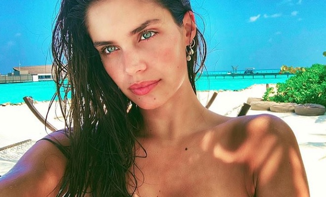 Sara Sampaio räkelt sich für Challenge nackt auf Instagram